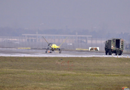 国产新款大型无人机上跑道。 国产新款大型无人机上跑道。