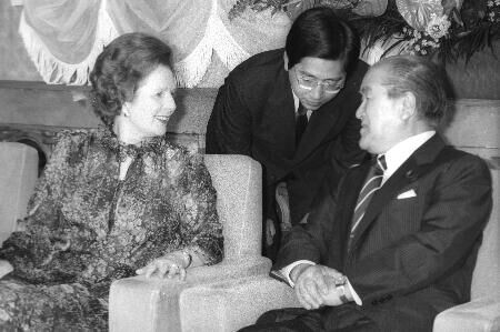 ����ͼΪ1982��9��20�գ��ձ�ǰ������ľ���������ж����˾��л�̸��