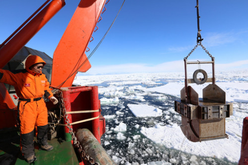 考察队在麦克默多湾罗斯岛附近海域进行箱式取样作业 考察队在麦克默多湾罗斯岛附近海域进行箱式取样作业