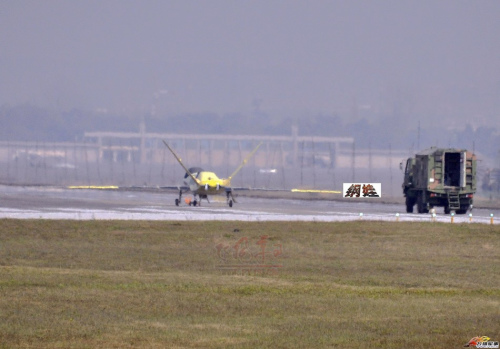 近日,在我国西南某地1架新型的大型无人机首次曝光,正在进行地面测试。 近日,在我国西南某地1架新型的大型无人机首次曝光,正在进行地面测试。
