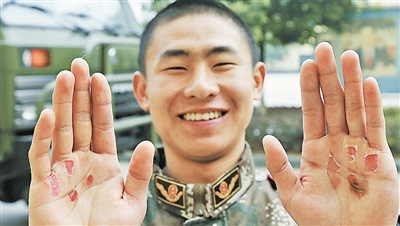 �侯�Ĵ�ʡ�ܶ���ɽ��֧�ӹٱ����ϸ�ѵ���еõ�������ͼΪ12��14�գ�սʿ����΢Ц��չʾ�Լ���ѵ�����ɹ������ʱ �㡡