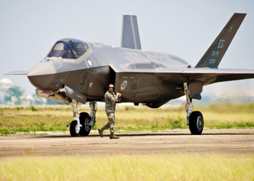 美军F35战机上舰检测完成 美军F35战机上舰检测完成