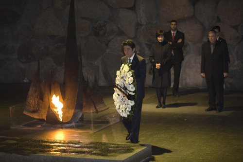 当地时间2015年1月19日,耶路撒冷,日本首相安倍晋三偕妻子安倍昭惠造访犹太大屠杀纪念馆。 当地时间2015年1月19日,耶路撒冷,日本首相安倍晋三偕妻子安倍昭惠造访犹太大屠杀纪念馆。