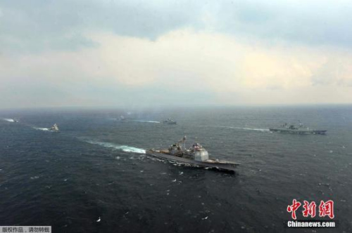 资料图:当地时间2014年3月14日,韩国韩国与美国军舰参加韩美2014“鹞鹰”联合军演 资料图:当地时间2014年3月14日,韩国韩国与美国军舰参加韩美2014“鹞鹰”联合军演