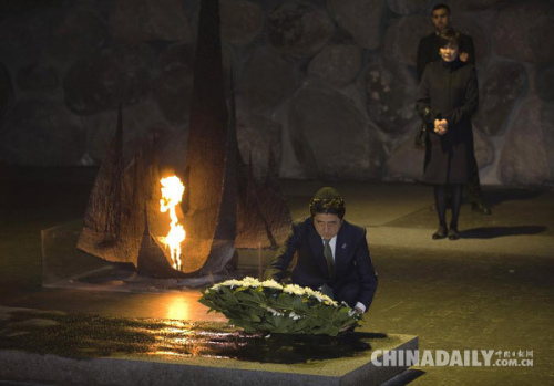 当地时间2015年1月19日,日本首相安倍晋三参观犹太人大屠杀纪念馆并献花。(图片来源:路透社) 当地时间2015年1月19日,日本首相安倍晋三参观犹太人大屠杀纪念馆并献花。(图片来源:路透社)