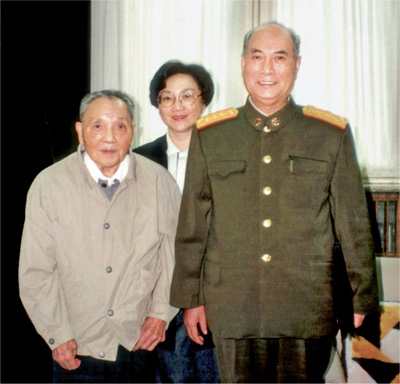 1993年11月3日,邓小平在家中同张万年合影(新华社发)1944年8月,张万年