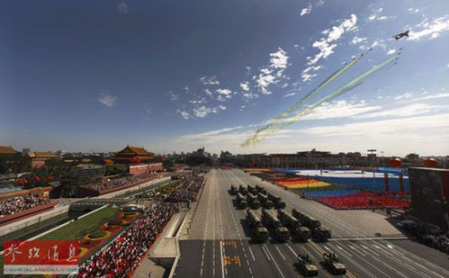 ����ͼ��2009��10��1�գ���ף�л����񹲺͹�����60�����׶��ı�ʽ�ϣ������ӵ�����ݶӷɹ��찲�Ź㳡��