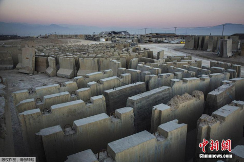 美军撤退后变成空城的阿富汗北部巴格拉姆基地堆满了水泥墩。 美军撤退后变成空城的阿富汗北部巴格拉姆基地堆满了水泥墩。