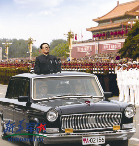 江泽民乘红旗车检阅部队。 江泽民乘红旗车检阅部队。