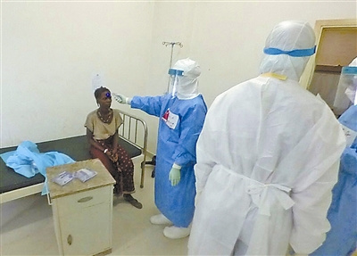 进入病房为埃博拉患者测量体温 进入病房为埃博拉患者测量体温