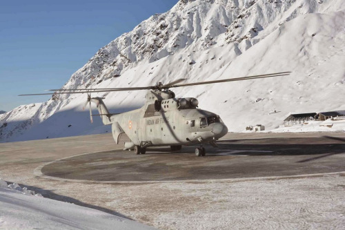 近日,一架隶属于印度空军的米-26型直升机在凯达尔纳特镇(Kedarnath)北部的高海拔山地顺利着陆。 近日,一架隶属于印度空军的米-26型直升机在凯达尔纳特镇(Kedarnath)北部的高海拔山地顺利着陆。