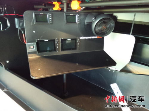 这是船上的导航区,航线、洋流监测等等都要在此进行观测。另外,每艘船上还会设置数个摄像头和麦克风,以及一名随船记者,随时对赛事情况进行记录和报道 这是船上的导航区,航线、洋流监测等等都要在此进行观测。另外,每艘船上还会设置数个摄像头和麦克风,以及一名随船记者,随时对赛事情况进行记录和报道
