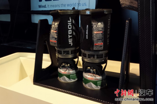 船上厨房里的海水净化设备,在海上生存不可能携带大量淡水,所以无论日常饮用还是做饭,都只能使用净化海水。另外因为净化水量有限,所以也不能洗澡,只能用清洁剂擦擦身子,或者等下雨的时候在甲板上冲冲 船上厨房里的海水净化设备,在海上生存不可能携带大量淡水,所以无论日常饮用还是做饭,都只能使用净化海水。另外因为净化水量有限,所以也不能洗澡,只能用清洁剂擦擦身子,或者等下雨的时候在甲板上冲冲