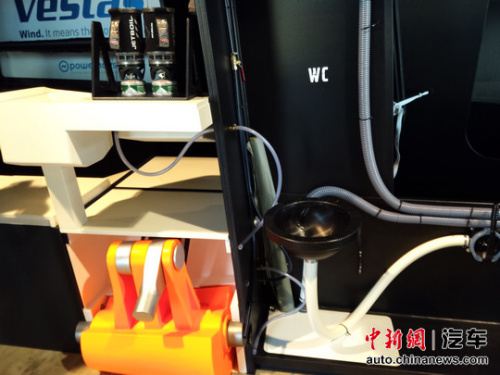 船上如厕的条件也十分艰苦,右侧那个圆圆的东西就是船上的马桶,可以移动,但尽量不要在遭遇大风大浪的时候上厕所,否则……你懂的。 船上如厕的条件也十分艰苦,右侧那个圆圆的东西就是船上的马桶,可以移动,但尽量不要在遭遇大风大浪的时候上厕所,否则……你懂的。