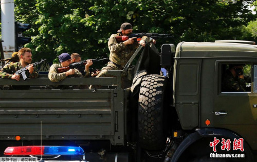 资料图:乌克兰政府军与顿涅茨克民间武装激烈交火 资料图:乌克兰政府军与顿涅茨克民间武装激烈交火