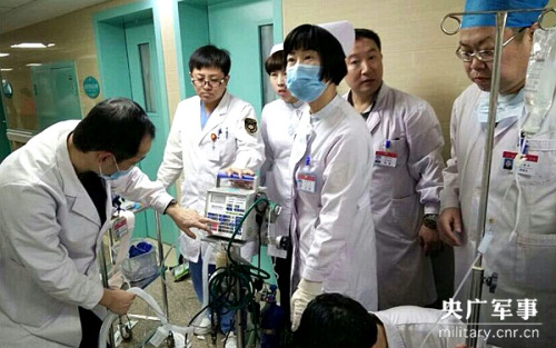 图为现场群众用用手机拍摄的医护人员抢救生命的照片。 图为现场群众用用手机拍摄的医护人员抢救生命的照片。