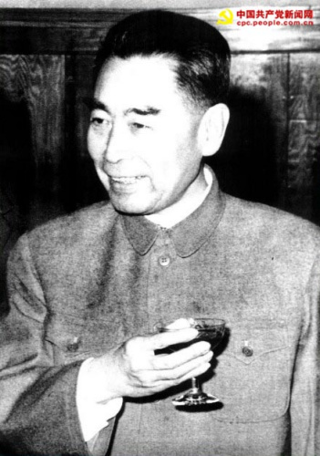 文中记述周恩来能喝酒,会喝酒,在重庆谈判期间曾替毛泽东"挡酒",摘编