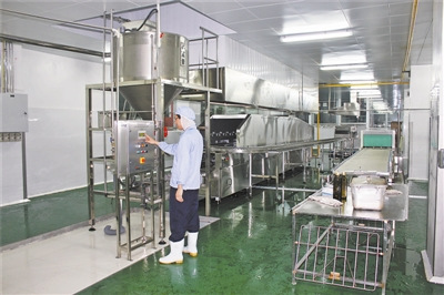 每小时生产1.5万份米饭的食品生产线。王元元 摄 每小时生产1.5万份米饭的食品生产线。王元元 摄