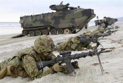 当地时间2月25日,日本陆上自卫队和美国海军陆战队在美国加州彭德尔顿军营举行了使用美军两栖装甲车“AAV-7”的大规模夺回离岛军演。 当地时间2月25日,日本陆上自卫队和美国海军陆战队在美国加州彭德尔顿军营举行了使用美军两栖装甲车“AAV-7”的大规模夺回离岛军演。