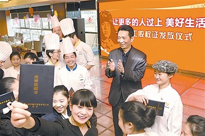 刘长明,雷锋生前所在团班长,现为成都大蓉和餐饮管理公司董事长,他将