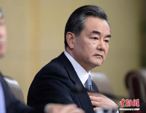 3月8日10时在梅地亚中心多功能厅举行记者会,外交部部长王毅就中国的外交政策和对外关系相关问题回答中外记者提问。 <a target='_blank' href='http://www.chinanews.com/'>中新社</a>记者 侯宇 摄 3月8日10时在梅地亚中心多功能厅举行记者会,外交部部长王毅就中国的外交政策和对外关系相关问题回答中外记者提问。 <a target='_blank' href='http://www.chinanews.com/'>中新社</a>记者 侯宇 摄