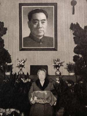 邓颖超手捧骨灰盒 邓颖超手捧骨灰盒
