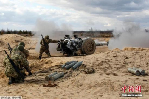 当地时间2015年3月6日，乌克兰日托米尔附近，乌克兰政府军举行军演，士兵发射火炮跳伞秀战力。