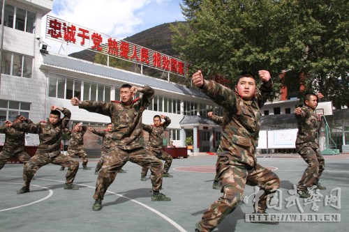 武警甘孜支队紧贴军事训练刮起最炫战斗风图