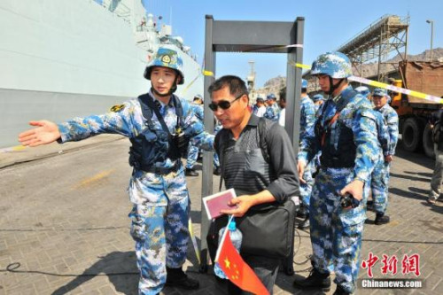 当地时间3月29日中午,中国海军第十九批护航编队临沂舰抵达也门亚丁港,在中国驻亚丁总领事馆积极配合下,撤离了中国驻也门的首批122名中国公民。 当地时间3月29日中午,中国海军第十九批护航编队临沂舰抵达也门亚丁港,在中国驻亚丁总领事馆积极配合下,撤离了中国驻也门的首批122名中国公民。