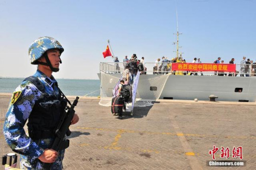 资料图:“临沂”舰舰员在撤离现场进行安全警戒 资料图:“临沂”舰舰员在撤离现场进行安全警戒