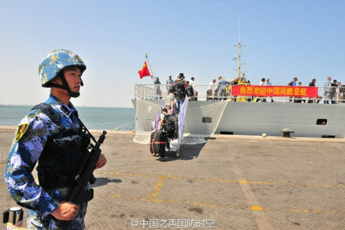 也门侨胞搭乘解放军054A舰撤离 也门侨胞搭乘解放军054A舰撤离