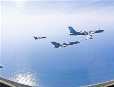北海舰队歼8训练远程打击轰油6远海空中加油图