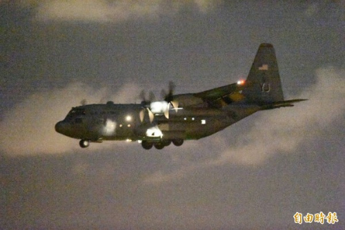 ��C-130Ϊ�Ƚ�̨��F-18������еʦ(��ͼ)