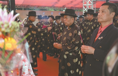 2014年6月,第六届海峡论坛“同名村”一家亲联谊活动在厦门市集美区板桥村举行,两岸“同名村”200多位村里长、宗族长辈齐聚一堂。(新华社记者 张国俊 摄) 2014年6月,第六届海峡论坛“同名村”一家亲联谊活动在厦门市集美区板桥村举行,两岸“同名村”200多位村里长、宗族长辈齐聚一堂。(新华社记者 张国俊 摄)