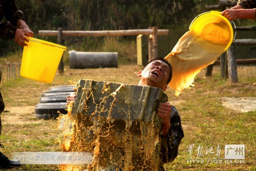 ����ͼ����ž������˼�ѵ�������� �浶��ǹ����(��ͼ)