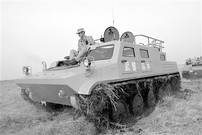 大兴安岭武警出动消防装甲车应对草原火灾图