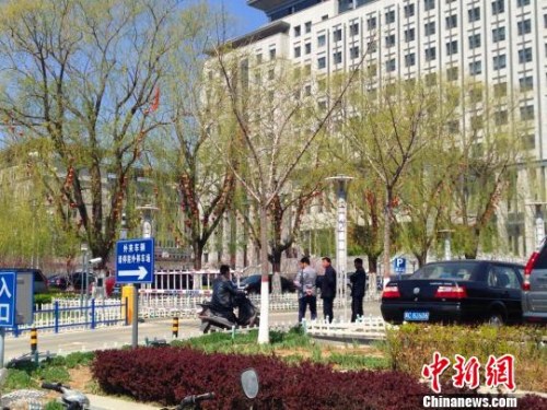 伊海山家属告诉<a target='_blank' href='http://www.chinanews.com/' >中新网</a>记者,伊海山在青龙县政府楼前树上上吊身亡。 王天译 摄 伊海山家属告诉<a target='_blank' href='http://www.chinanews.com/' >中新网</a>记者,伊海山在青龙县政府楼前树上上吊身亡。 王天译 摄