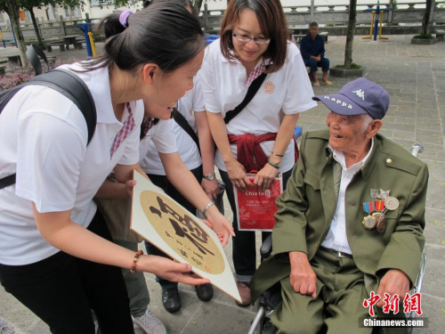 两岸志愿者在云南省腾冲县为老兵送上礼物。 两岸志愿者在云南省腾冲县为老兵送上礼物。