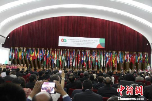 纪念大会在印尼合唱团齐声共唱起联合国确定的非物质文化遗产《哈罗哈罗万隆》名曲中开幕。 顾时宏 摄 纪念大会在印尼合唱团齐声共唱起联合国确定的非物质文化遗产《哈罗哈罗万隆》名曲中开幕。 顾时宏 摄