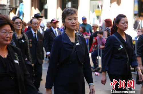 新四军的后代耿小燕(中)对推动海峡两岸国共两党抗日队伍的后代参加悉尼游行起了重要作用。赖海隆 摄 新四军的后代耿小燕(中)对推动海峡两岸国共两党抗日队伍的后代参加悉尼游行起了重要作用。赖海隆 摄