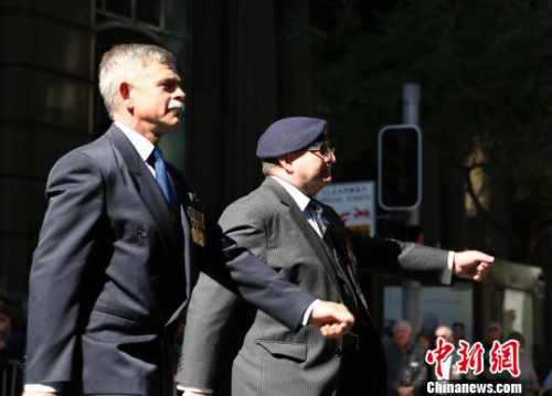 老兵的步伐依然坚定如初。 赖海隆 摄 老兵的步伐依然坚定如初。 赖海隆 摄