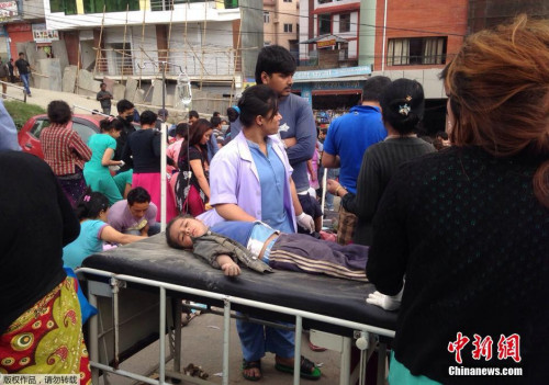 图为加德满都受伤民众接受紧急治疗。 图为加德满都受伤民众接受紧急治疗。