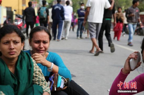 图为加德满都市民灾后哭泣。 <a target='_blank' href='http://www.chinanews.com/'>中新社</a>发 符永康 摄 图为加德满都市民灾后哭泣。 <a target='_blank' href='http://www.chinanews.com/'>中新社</a>发 符永康 摄