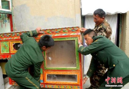 4月25日,武警西藏吉隆边防大队官兵帮助群众转移财产。<a target='_blank' href='http://www.chinanews.com/'>中新社</a>发 朱自文 摄 4月25日,武警西藏吉隆边防大队官兵帮助群众转移财产。<a target='_blank' href='http://www.chinanews.com/'>中新社</a>发 朱自文 摄