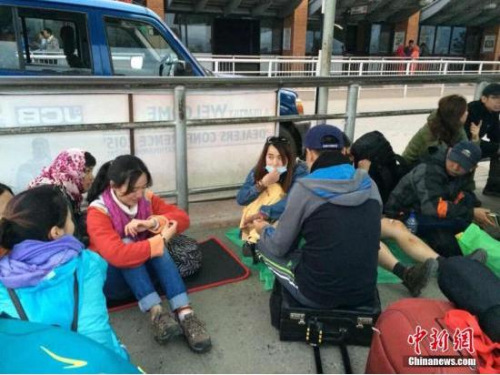 尼泊尔首都加德满都机场因地震暂时关闭,部分中国游客在机场滞留等待回国。 <a target='_blank' href='http://www.chinanews.com/'>中新社</a>发 李滟竹 摄 尼泊尔首都加德满都机场因地震暂时关闭,部分中国游客在机场滞留等待回国。 <a target='_blank' href='http://www.chinanews.com/'>中新社</a>发 李滟竹 摄