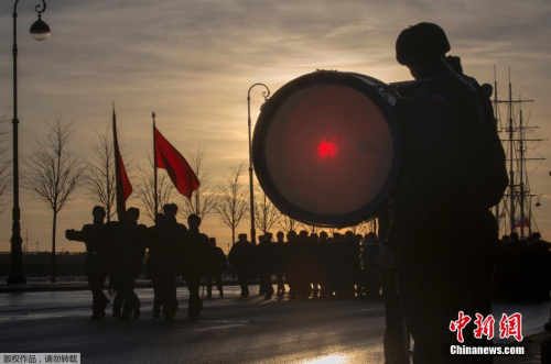 俄罗斯举行卫国战争胜利70周年大游行彩排(组图) 俄罗斯举行卫国战争胜利70周年大游行彩排(组图)