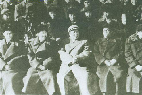 毛泽东与沈阳军区、辽宁省委的同志合影(前左二为邓华) 毛泽东与沈阳军区、辽宁省委的同志合影(前左二为邓华)