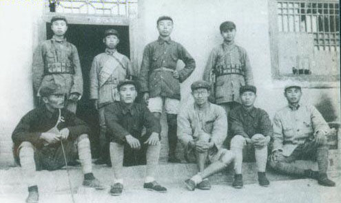 1936年,邓华等人在陕北合影(前排右起:杨得志、邓华、朱瑞、熊伯涛、孙毅,后排右二为萧华) 1936年,邓华等人在陕北合影(前排右起:杨得志、邓华、朱瑞、熊伯涛、孙毅,后排右二为萧华)