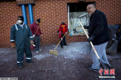 暴乱后,市民自发打扫脏乱的街道。 暴乱后,市民自发打扫脏乱的街道。
