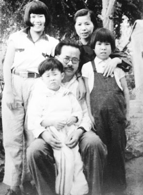 1946年夏,任弼时和女儿们在延安团聚 1946年夏,任弼时和女儿们在延安团聚